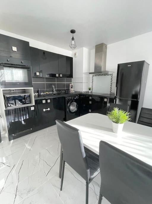 Apartmán Grand F3 A 30Mn De Paris - Terrasse + Parking Prive Saint-Ouen-l'Aumone Exteriér fotografie